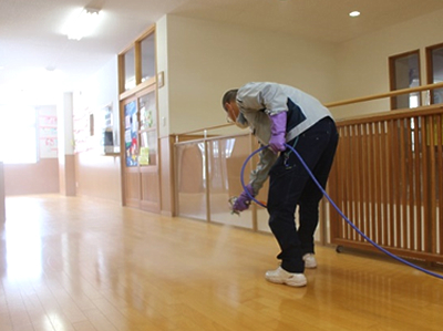 園内の廊下施工